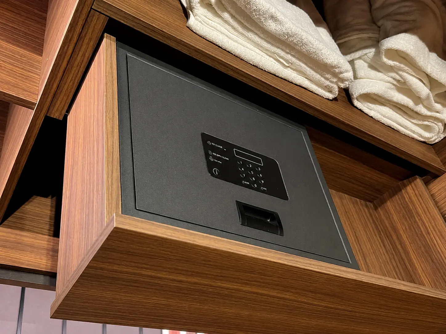 Módulo de closet con caja de seguridad integrada
